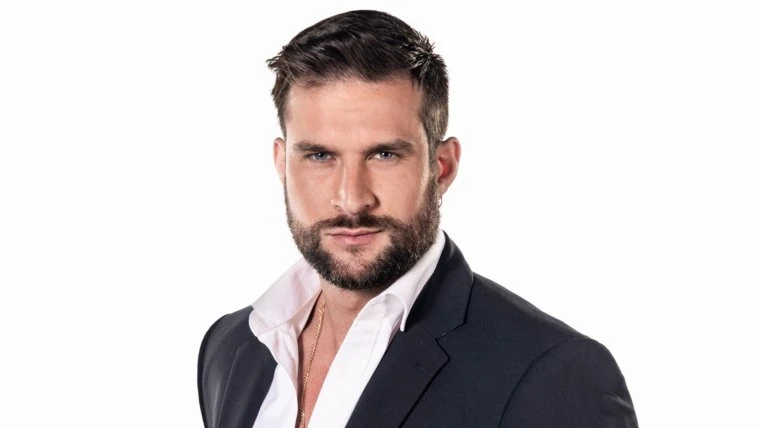 Clovis Nienow: From Modeling Success to Global Recognition