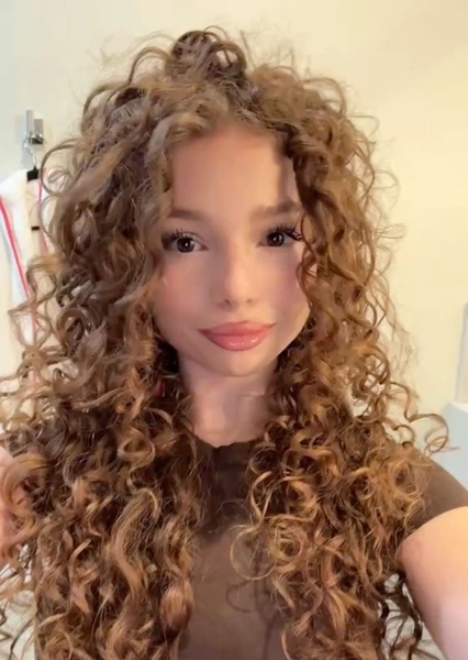 Who Is Sunday Kalogeras? Life, Fame, and Online Rise